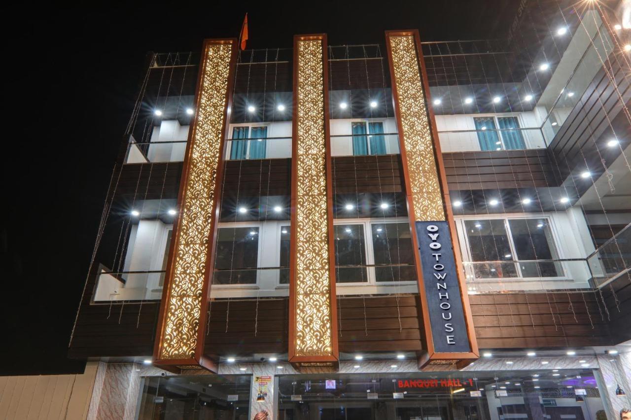 Townhouse P.S.Palace Near Amausi Metro Station Lakhnau Kültér fotó