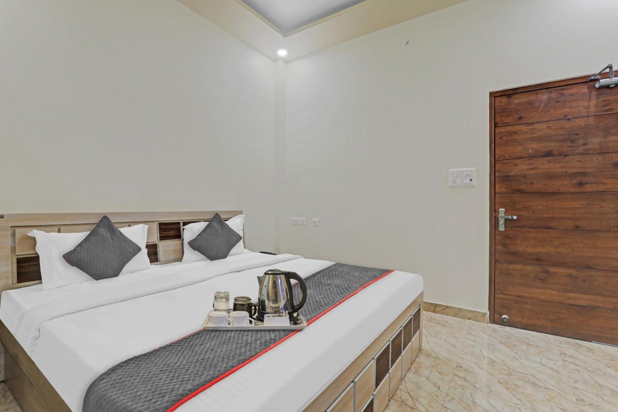 Townhouse P.S.Palace Near Amausi Metro Station Lakhnau Kültér fotó