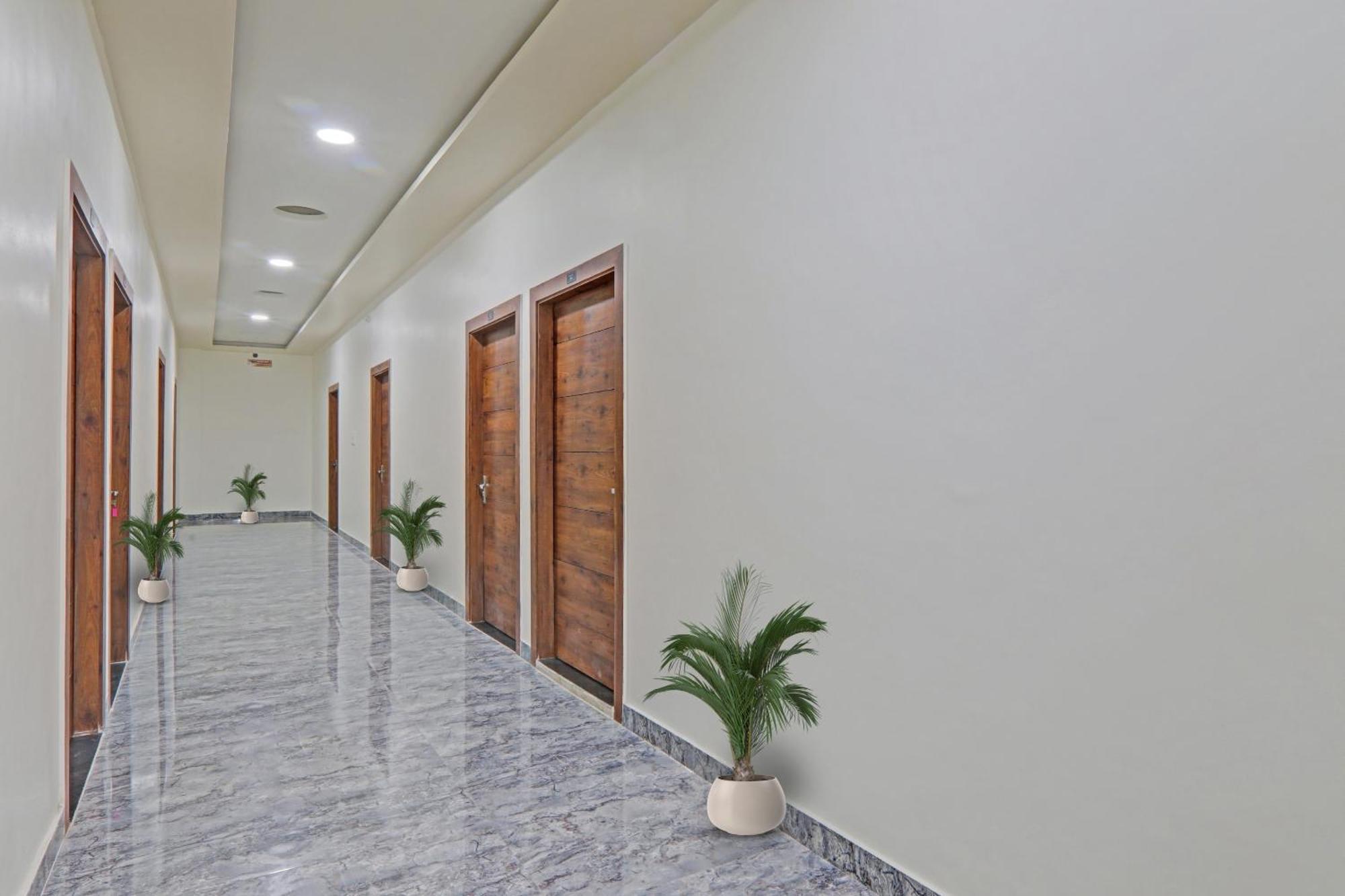 Townhouse P.S.Palace Near Amausi Metro Station Lakhnau Kültér fotó